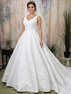 📌 Romantic Lace Illusion Back Beaded Wedding Gown with Elegant Train